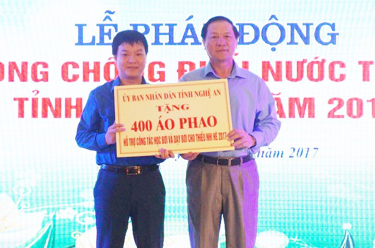 Ông Lê Minh Thông – Phó Chủ tịch UBND tỉnh Nghệ An - trao tặng 400 áo phao cho trẻ em