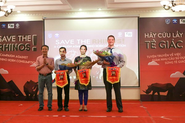 PGS. TS. Nguyễn Thành Văn - Hiệu trưởng Trường THPT Chuyên Ngoại ngữ (ngoài cùng, bên trái) tặng hoa Ban Tổ chức.