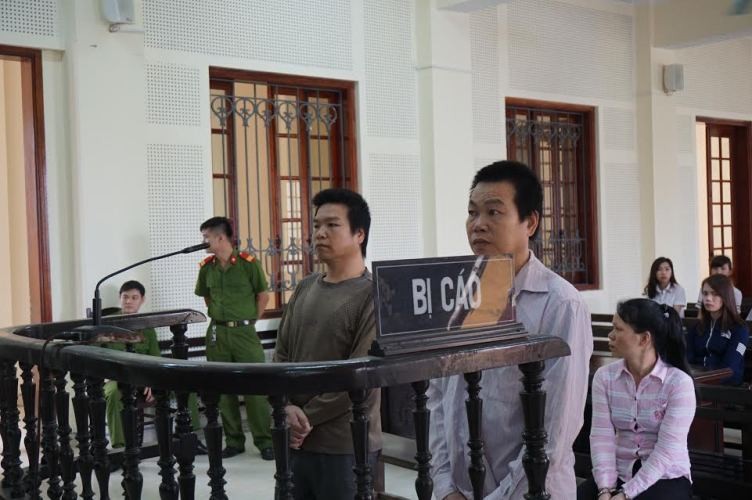 Anh em Lô Bún Phanh và Lô May Hương tại phiên tòa.