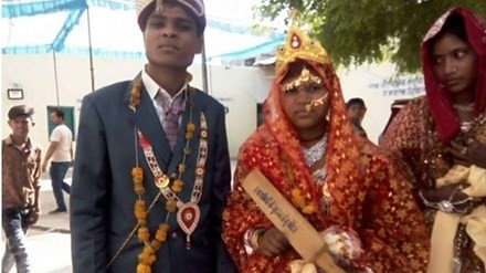 Một cô dâu nhận cây gậy gỗ từ Bộ trưởng trong ngày cưới hôm 29/4.