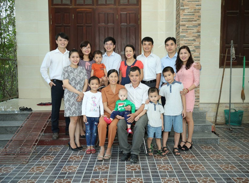 Gia đình ông Phú được làng xóm và người trong xã coi là tấm gương học tập về gia đình hiếu học, văn hóa.