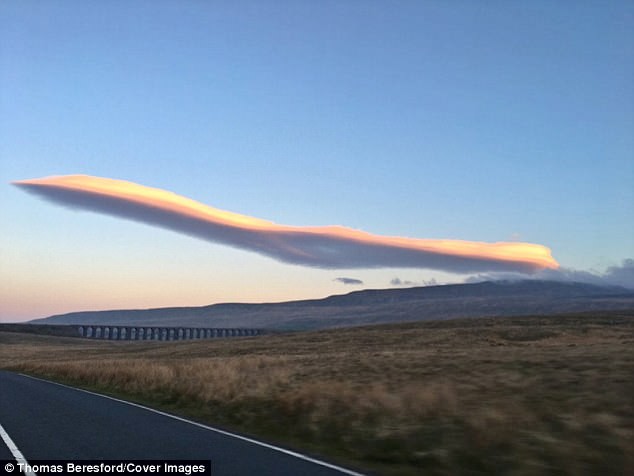 Đám mây lạ  có hình dạng giống máy bay siêu thanh Concorde trên bầu trời Anh quốc.