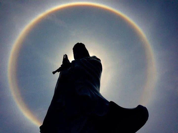 Vầng hào quang được một khách du lịch chụp từ chùa Linh Ứng, bán đảo Sơn Trà, ngay dưới chân tượng Đức Quan Thế Âm. Ảnh: L.U