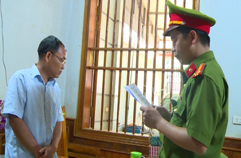 Công an Thanh Hóa đọc lệnh bắt giam đối với Trịnh Hồng Xuân. Ảnh do công an Thanh Hóa cung cấp