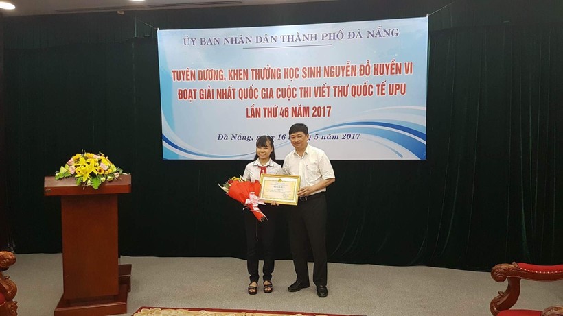 Phó Chủ tịch Thường trực UBND TP Đặng Việt Dũng tặng bằng khen cùng tiền thưởng 2 triệu đồng cho em Nguyễn Đỗ Huyền Vi.