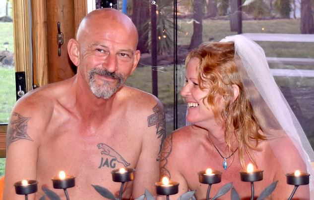 Jeff và Sue đã cùng nhau đến Úc để có dũng khí nude trong ngày cưới