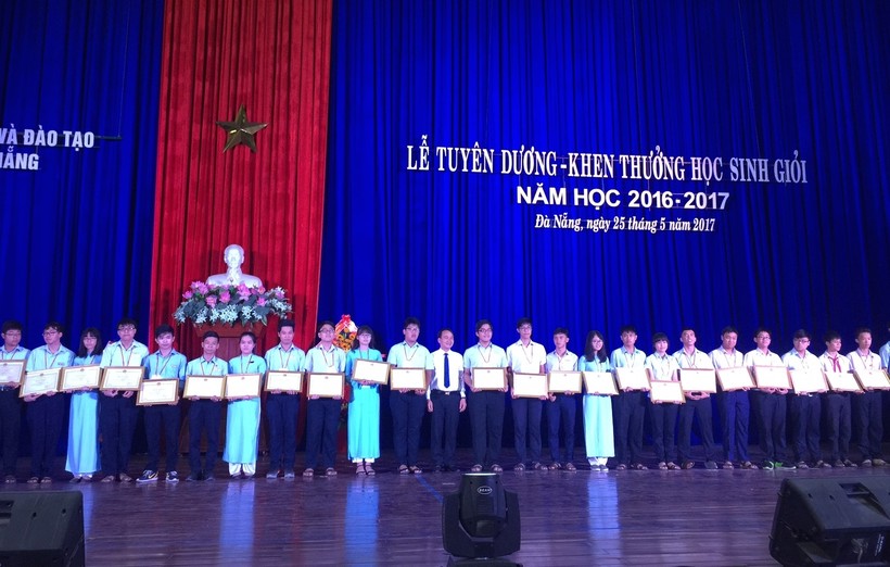 Ông Nguyễn Đình Vĩnh – Giám đốc Sở GD&ĐT Đà Nẵng - trao thưởng cho những HS xuất sắc tiêu biểu toàn thành phố năm học 2016-2017