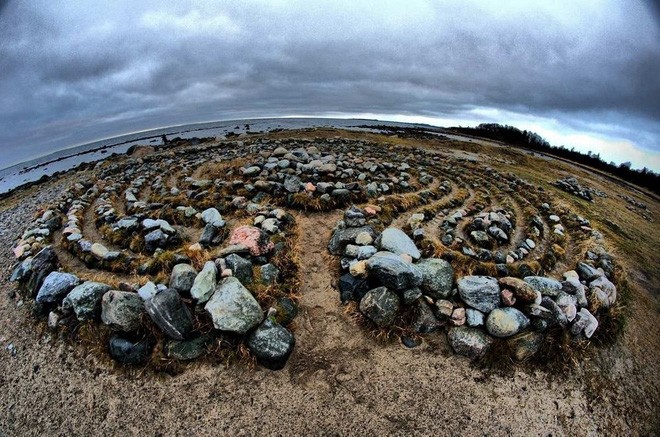 Có hơn chục mê cung bằng đá nằm tại một hòn đảo nhỏ có tên Bolshoi Zayatsky.