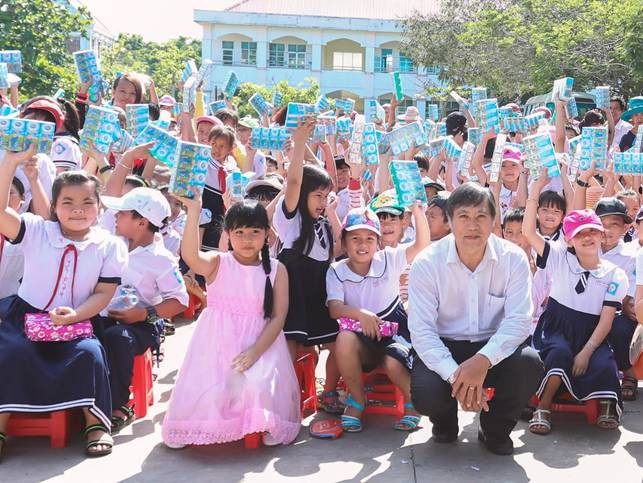 Niềm vui của HS Trường TH Bình Khánh, Cần Giờ, TPHCM trong ngày nhận sữa quà tặng