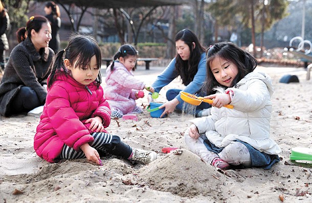 Các bé 6 tuổi chơi cùng mẹ tại một sân chơi ở Mok-dong, Tây Seoul