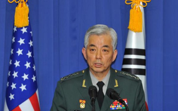 Bộ trưởng Quốc phòng Hàn Quốc Han Min-koo trả lời báo chí về sự việc

