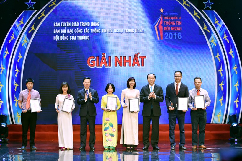 Chủ tịch nước Trần Đại Quang và Trưởng Ban Tuyên giáo Trung ương Võ Văn Thưởng trao giải Nhất cho các tập thể và cá nhân