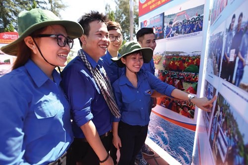 Các bạn trẻ tham dự sự kiện tại Chương trình "Sinh viên với biển, đảo Tổ quốc" năm 2016 (ảnh do BTC cung cấp) 