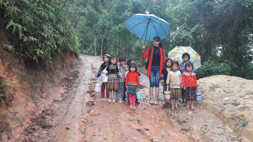 Cô giáo Bàn Thị Quỳnh cùng học sinh trên đường đến trường