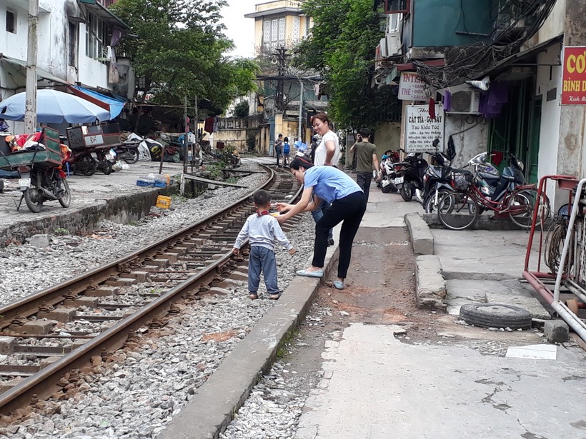 Nhiều người dân ở Thường Tín, Hà Nội sinh hoạt ngay trên đường sắt