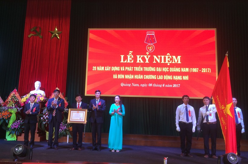 Niềm vinh dự, tự hào của tập thể đội ngũ CBGV, HSSV Trường ĐH Quảng Nam khi được Chủ tịch nước trao tặng Huân chương Lao động hạng II trong ngày kỷ niệm 20 năm thành lập trường.