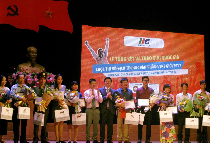 BTC trao giải cho các Sở GD&ĐT cùng các Trường đã có thành tích xuất sắc trong cuộc thi năm nay