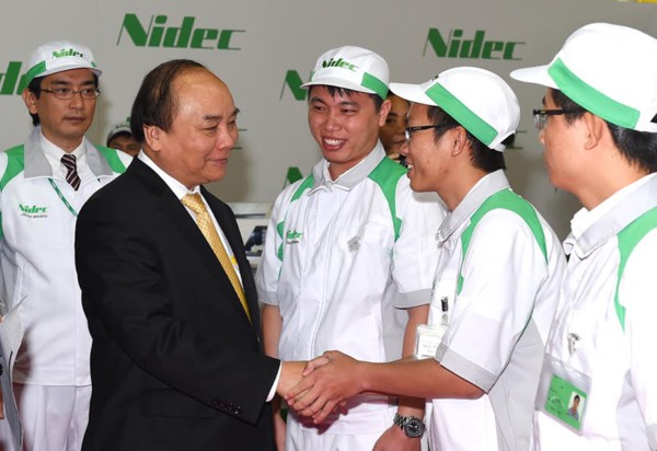 Thủ tướng Nguyễn Xuân Phúc thăm hỏi thực tập sinh người Việt Nam tại Tập đoàn NIDEC

