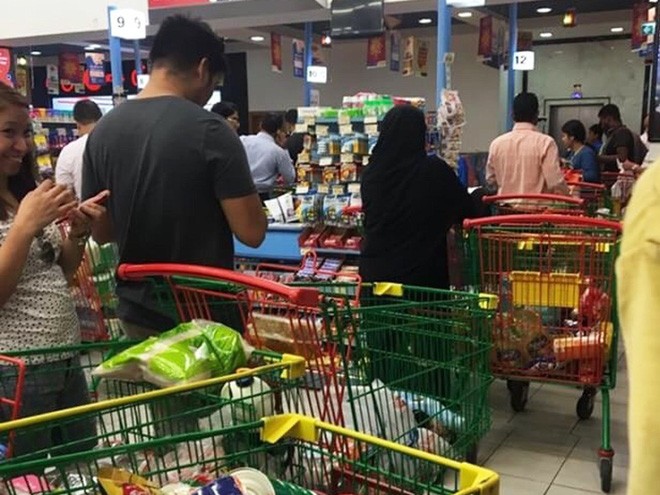 Người dân Qatar đổ xô đến siêu thị do lo ngại khan hiếm thực phẩm khi đất nước bị cô lập