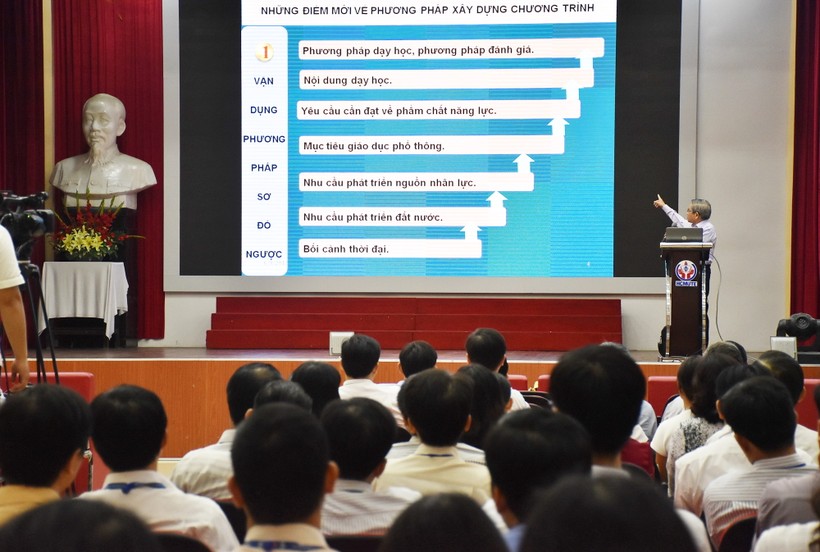Giáo sư Nguyễn Minh Thuyết trình bày về Dự thảo chương trình GDPT tổng thể

