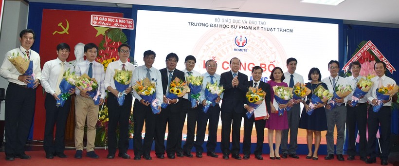 TS. Hà Hữu Phúc tặng hoa chúc mừng các thành viên Hội đồng trường HCMUTE nhiệm kỳ 2013-2018

