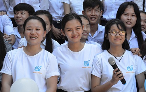 Võ Tường An (giữa) nữ sinh giành 12 học bổng Mỹ mang dự án "60 days"về đảo Lý Sơn với mong muốn giúp học sinh trên đảo rút ngắn khoảng cách với đất liền. Ảnh:Thạch Thảo.