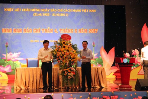 Ông Võ Văn Thưởng tặng lẵng hoa chúc mừng các nhà báo Việt Nam