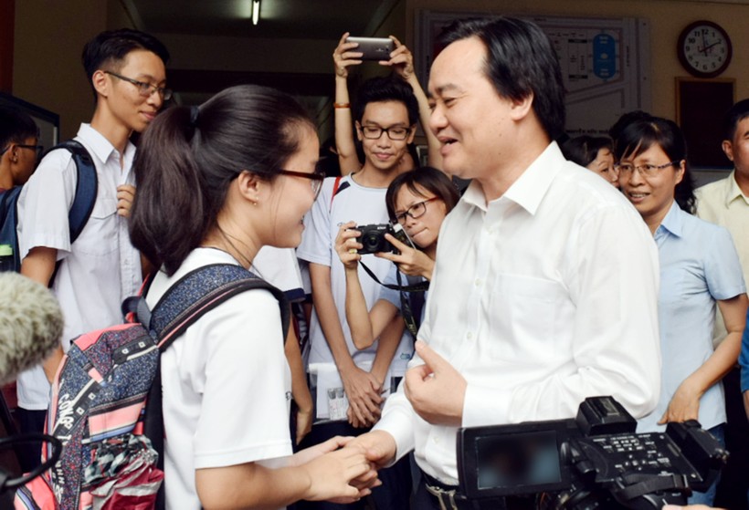 Bộ trưởng Bộ GD&ĐT Phùng Xuân Nhạ động viên các thí sinh tại điểm thi trường THPT Nguyễn Hữu Huân.