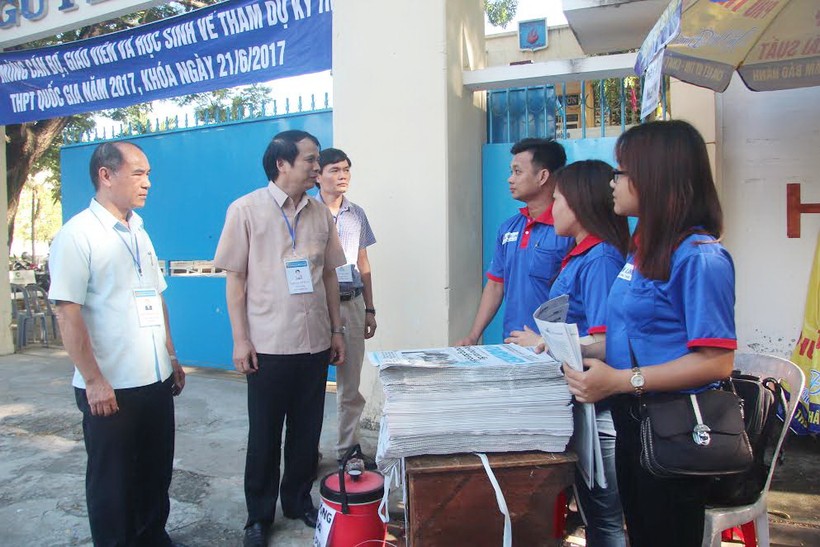 Thứ trưởng Phạm Mạnh Hùng và các thành viên trong đoàn công tác của Bộ GD&ĐT thăm hỏi, động viên SV tình nguyện tại điểm thi Trường THPT Nguyễn Huệ (TP Tuy Hòa)