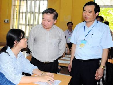 Thứ trưởng Bùi Văn Ga (thứ hai từ phải sang) động viên thí sinh dự thi tại điểm thi Trường THPT Việt Trì (TP Việt Trì – Phú Thọ) trong Kỳ thi THPT quốc gia 2017