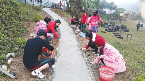 Giáo viên và học sinh cùng góp sức xây dựng khuôn viên trường học tại trường PTDTBT Tiểu học Tả Gia Khâu (Mường Khương - Lào Cai). Ảnh: Thế Tùng

