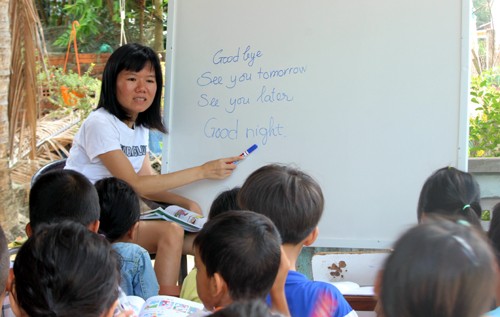 Cô gái tật nguyền dạy học miễn phí cho trẻ ở "làng Chanchu" 