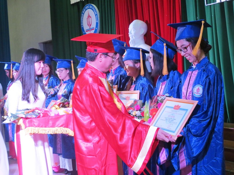 Trao bằng tốt nghiệp cho 1.374 sinh viên Trường ĐHSP Huế 