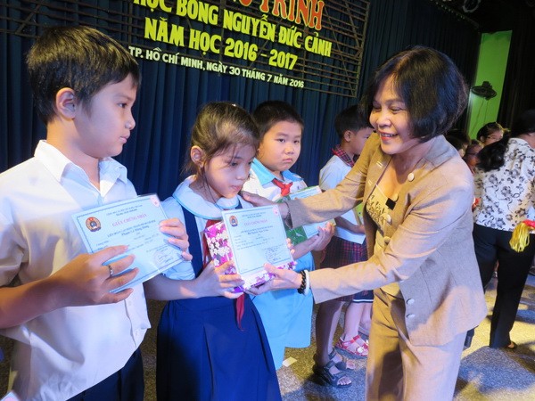 NGƯT Dương Thị Trúc Bạch trao học bổng cho học sinh
