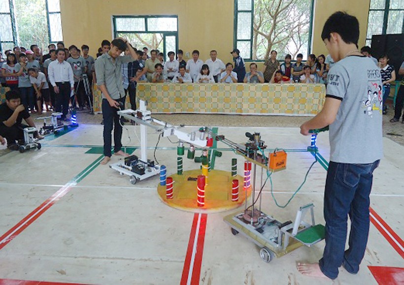 Học sinh Trường THPT chuyên Hoàng Văn Thụ (Hòa Bình) trải nghiệm sáng tạo Robocon