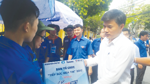 Ông Bùi Văn Linh, Phó Vụ trưởng Vụ Công tác HS-SV, Bộ GD&ĐT tặng quà cho đội sinh viên tình nguyện tại điểm thi THPT Chu Văn An – Hà Nội

