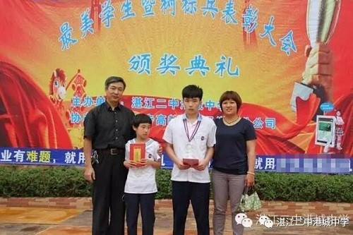 Chen Shuyin nhận một giải thưởng ở trường trung học cơ sở số 2 Trạm Giang.