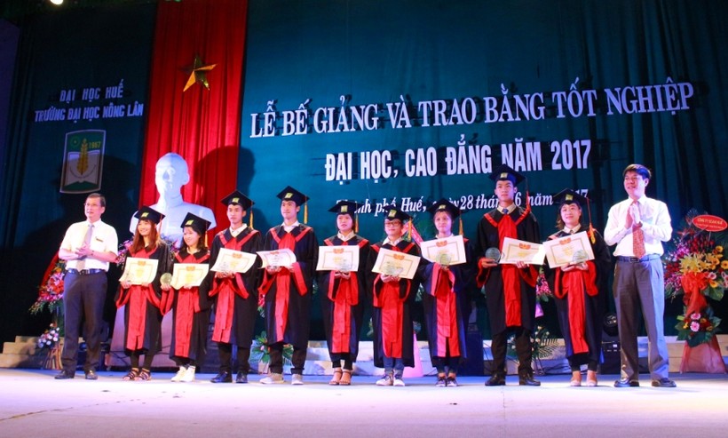  Nhiều sinh viên xuất sắc của ĐH NL Huế được nhận bằng khen ĐH Huế, trường trong lễ tốt nghiệp.