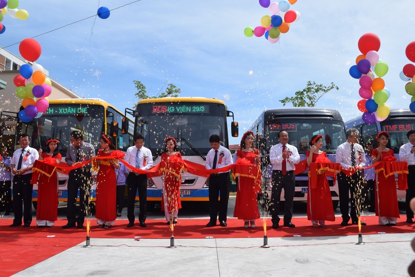  Công ty ô tô Toyota Việt Nam (TMV) trao tặng 2 xe buýt Toyota Coaster cho TP. Đà Nẵng.