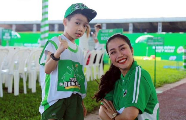 Ốc Thanh Vân cùng con trai hào hứng trải nghiệm đồng hồ Champ Squad