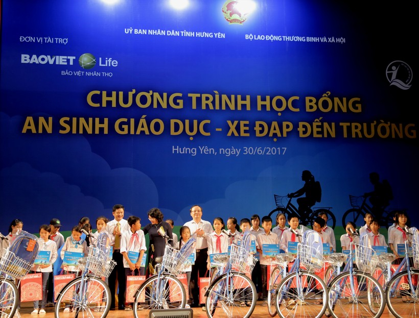 Phó Chủ tịch nước Đặng Thị Ngọc Thịnh, Bí thư Tỉnh uỷ Hưng Yên và Tổng giám đốc Bảo Việt Nhân thọ trao học bổng và xe đạp cho trẻ em hiếu học có hoàn cảnh khó khăn.

