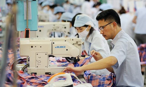 Kinh tế Việt Nam chưa từng đạt tốc độ tăng trưởng 7,4% ở nửa cuối năm trong hơn một thập kỷ qua. Ảnh:Nikkei