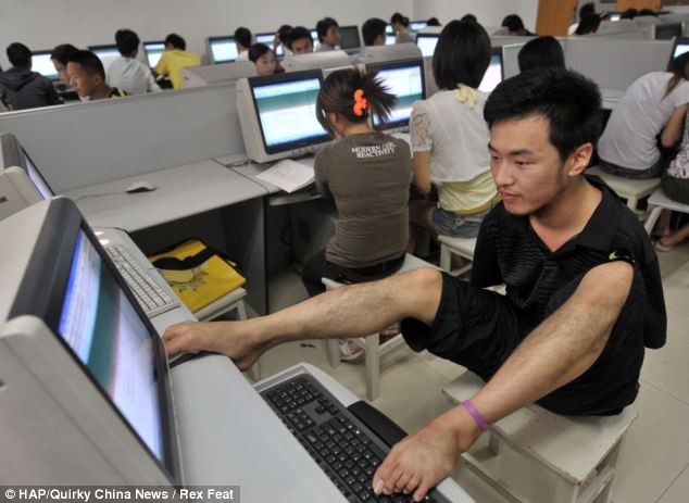 Sinh viên khuyết tật sử dụng máy tính bằng chân tại ĐH Vũ Hán
