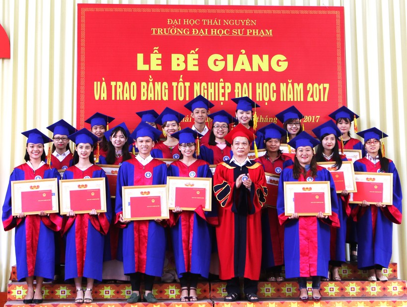 Trường ĐHSP Thái Nguyên trao bằng tốt nghiệp cho trên 1.100 sinh viên