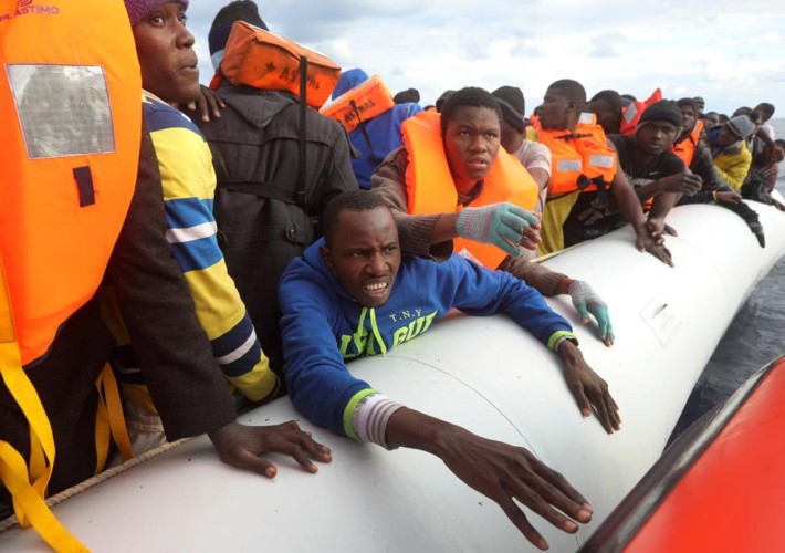 Một nhóm người tị nạn đang được lực lượng cứu hộ hỗ trợ trên biển Địa Trung Hải mới đây