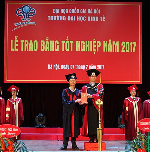 PGS.TS Nguyễn Trúc Lê trao bằng tốt nghiệp cho tân cử nhân