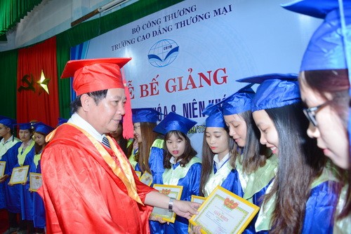 TS Đinh Văn Tuyên – Hiệu trưởng trường CĐ Thương mại trao thưởng cho SV xuất sắc toàn khóa.