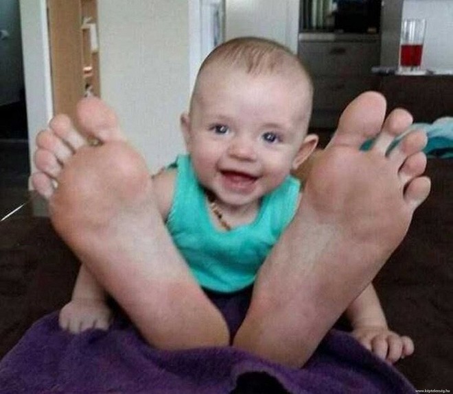 Bình tĩnh, tập trung nhìn kỹ, em bé đáng yêu thế này thì làm gì có đôi bàn chân khổng lồ như vậy được.