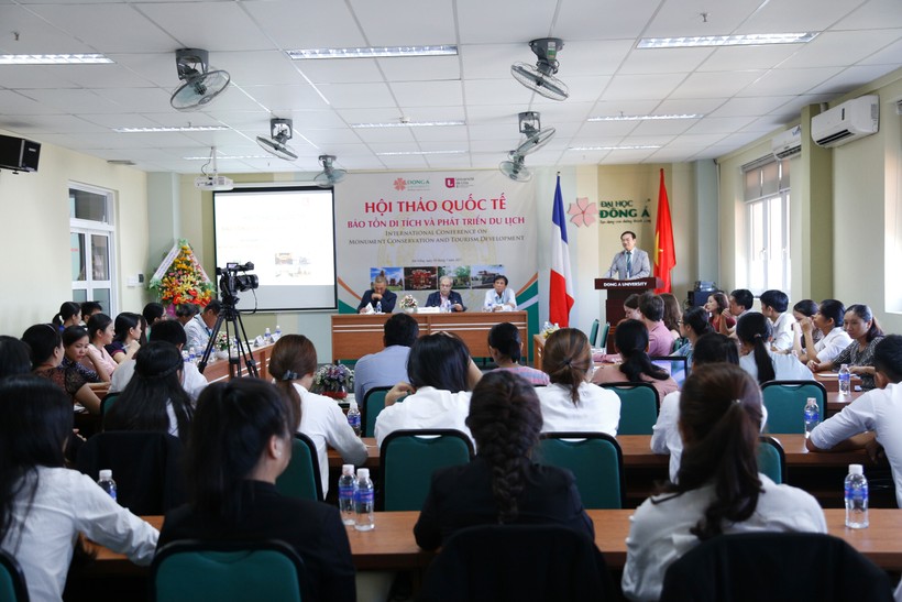 Hội thảo thu hút gần 300 nhà khoa học, nhà dân tộc học Pháp, cùng các học giả từ các viện nghiên cứu, các trường đại học và đại diện các sở, ngành về du lịch ở miền Trung - Việt Nam.