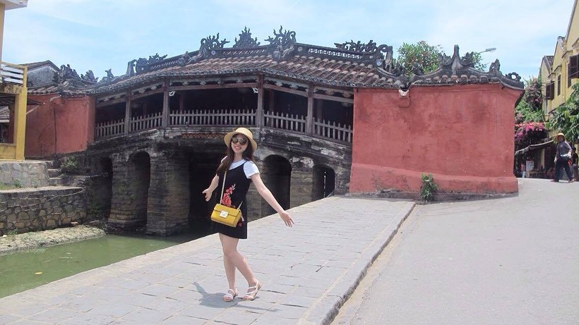 Ngoài việc học, cô bé Ly rất thích đi du lịch, thăm các di tích lịch sử